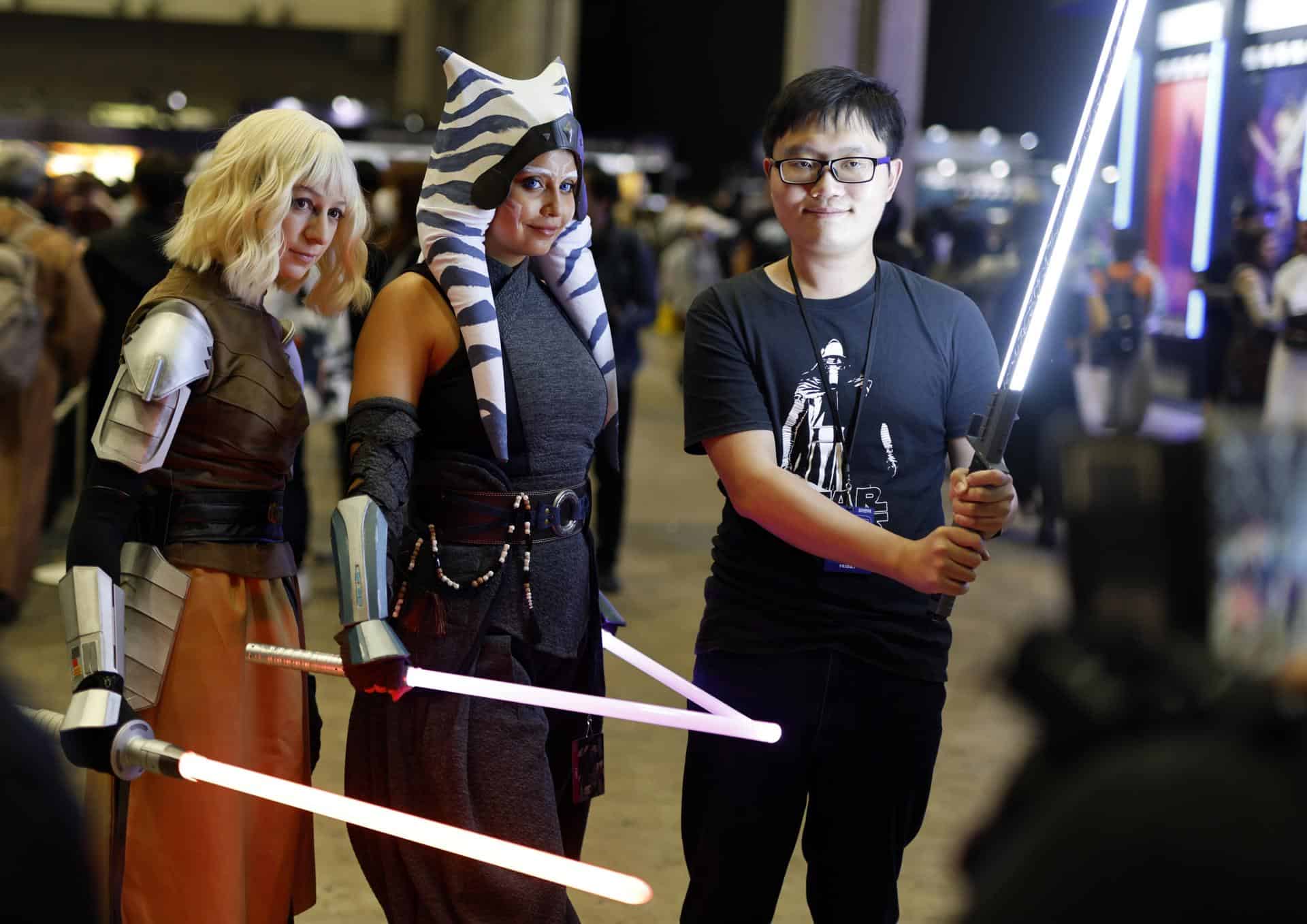 Cosplayers de Star Wars posan con una visitante durante la Star Wars Celebration Japón, en Chiba, cerca de Tokio, Japón, el 18 de abril de 2025. El gran evento para los fanáticos de la franquicia popularizada por George Lucas regresó a Japón por segunda vez, 17 años después de su última edición.