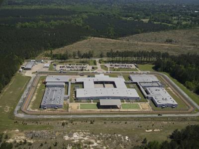 Gobierno de Trump busca expandir sistema de detención de inmigrantes