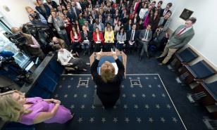 AP y la administración Trump debaten sobre acceso presidencial ante jueces de apelación