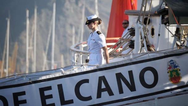 El buque escuela Juan Sebastián Elcano atraca en el puerto peruano del Callao