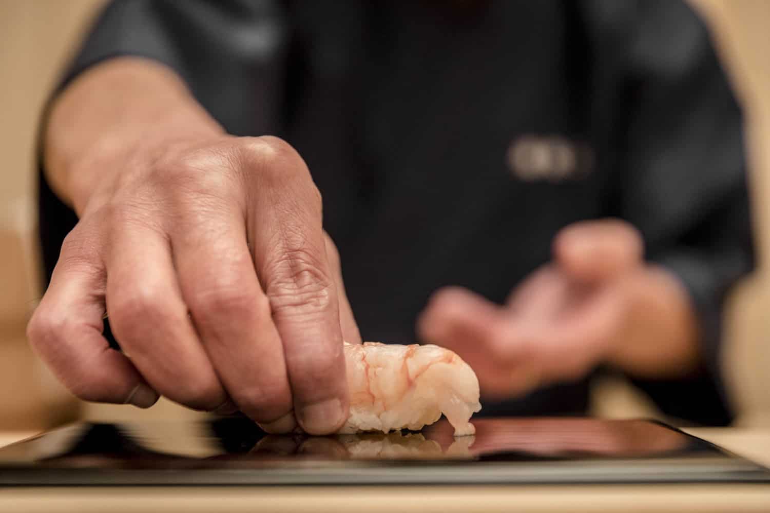 La chef rediseñó el menú introduciendo tsumamis (pequeños entrantes que normalmente acompañan al sake), modificó la receta del arroz y renovó el equipo de cocción.