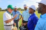 El joven Bienvenido Guerrero Bocio recibe clínicas de golf en el marco de Corales Puntacana