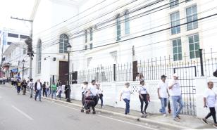 Ambiente de recogimiento y baja movilidad marcan el Viernes Santo en Santiago