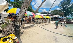 Negocios de Boca Chica violan orden de Pro Consumidor al no colocar sus precios en letreros visibles