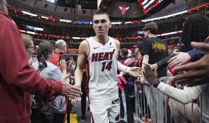Herro anota 30 puntos y Heat derrota 123-114 a Hawks para anclar en playoffs de la NBA
