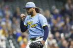 Freddy Peralta logró su octavo triunfo de la temporada para los Cerveceros