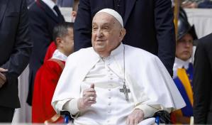 El papa acude a la basílica de San Pedro a rezar antes de la Vigilia del Sábado Santo