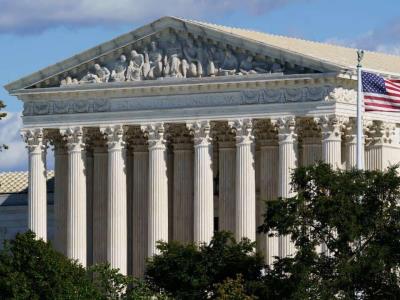 Supremo de EEUU frena expulsión de venezolanos a El Salvador