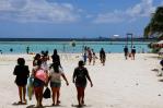 Ambiente familiar reina en playas de Boca Chica, Guayacanes y Juan Dolio durante el Sábado Santo