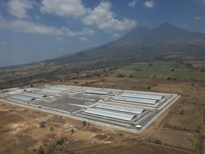 Venezuela denuncia "torturas" en megacárcel del Salvador
