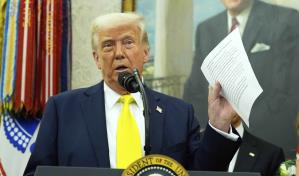 Trump lanza críticas a demócratas y llama imbécil destructivo a Biden en mensaje de Pascua