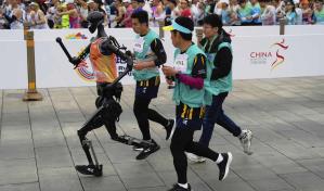 Robots humanoides corren medio maratón en China junto a competidores humanos