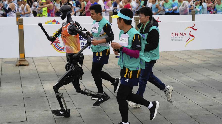 Robots humanoides corren medio maratón en China junto a competidores humanos Robots humanoides corren medio maratón en China junto a competidores humanos