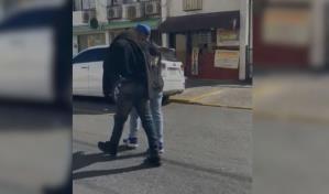Con el rostro cubierto y visiblemente avergonzado, sale de la cárcel el falso rescatista del Jet Set Con el rostro cubierto y visiblemente avergonzado, sale de la cárcel el falso rescatista del Jet Set