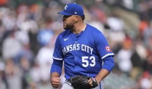 Carlos Estévez lanza dos entradas en relevo y gana en el triunfo de los Reales 4-3 sobre Detroit