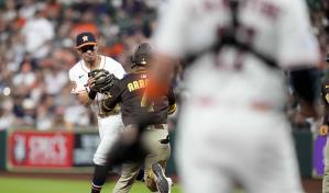 Luis Arráez de los Padres sale del hospital después de colisión en la primera base Luis Arráez de los Padres sale del hospital después de colisión en la primera base