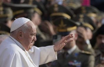 Francisco, un papa reformista muy popular fuera de la Iglesia