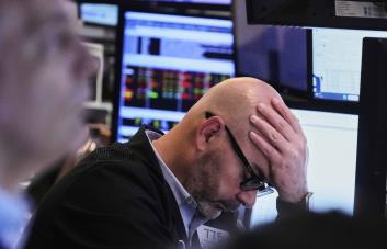 Wall Street cierra con caídas de más del 2 % tras nuevos ataques de Trump a Powell