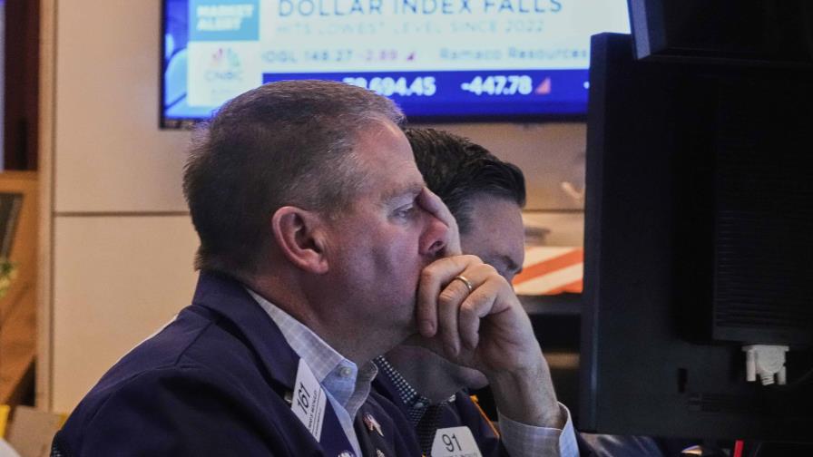 Wall Street abre en rojo y el Nasdaq cae un 1.6 %, ante incertidumbre de guerra comercial