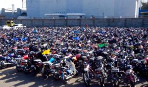 Ciudadanos hacen largas filas para recuperar motocicletas retenidas en Semana Santa