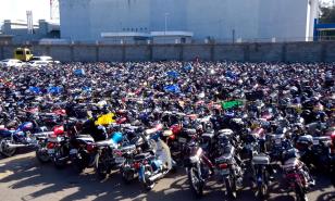 Ciudadanos hacen largas filas para recuperar motocicletas retenidas en Semana Santa