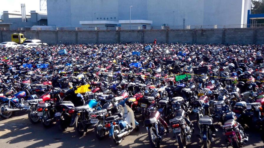 Ciudadanos hacen largas filas para recuperar motocicletas retenidas en Semana Santa Ciudadanos hacen largas filas para recuperar motocicletas retenidas en Semana Santa