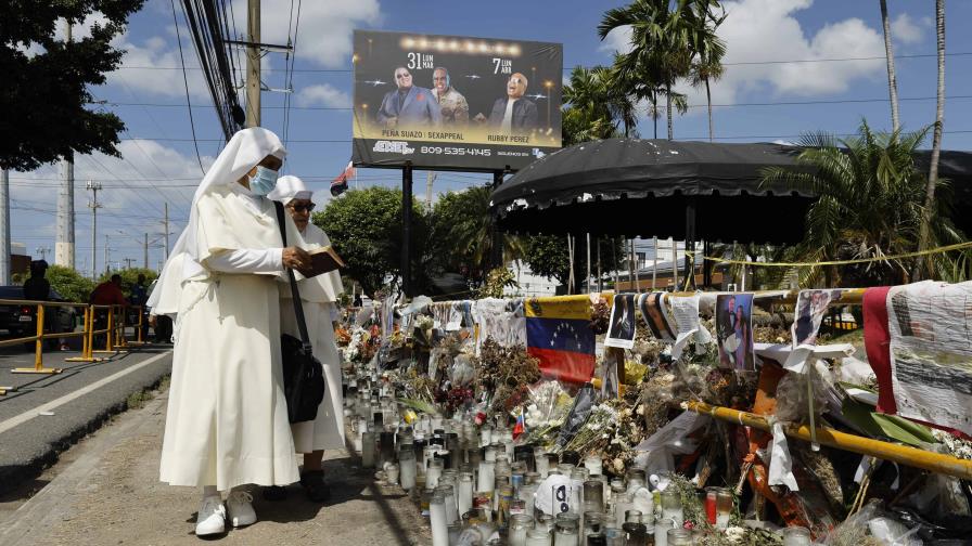 El Jet Set sigue lleno de velas, fotos, flores y oraciones en honor a los fallecidos El Jet Set sigue lleno de velas, fotos, flores y oraciones en honor a los fallecidos