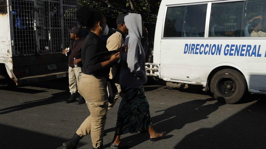 Ella es dominicana, pero no tiene papeles: tía se preocupa por detención de su sobrina Ella es dominicana, pero no tiene papeles: tía se preocupa por detención de su sobrina
