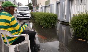 Charco permanente obstaculiza el paso en la Gustavo Mejía Ricart