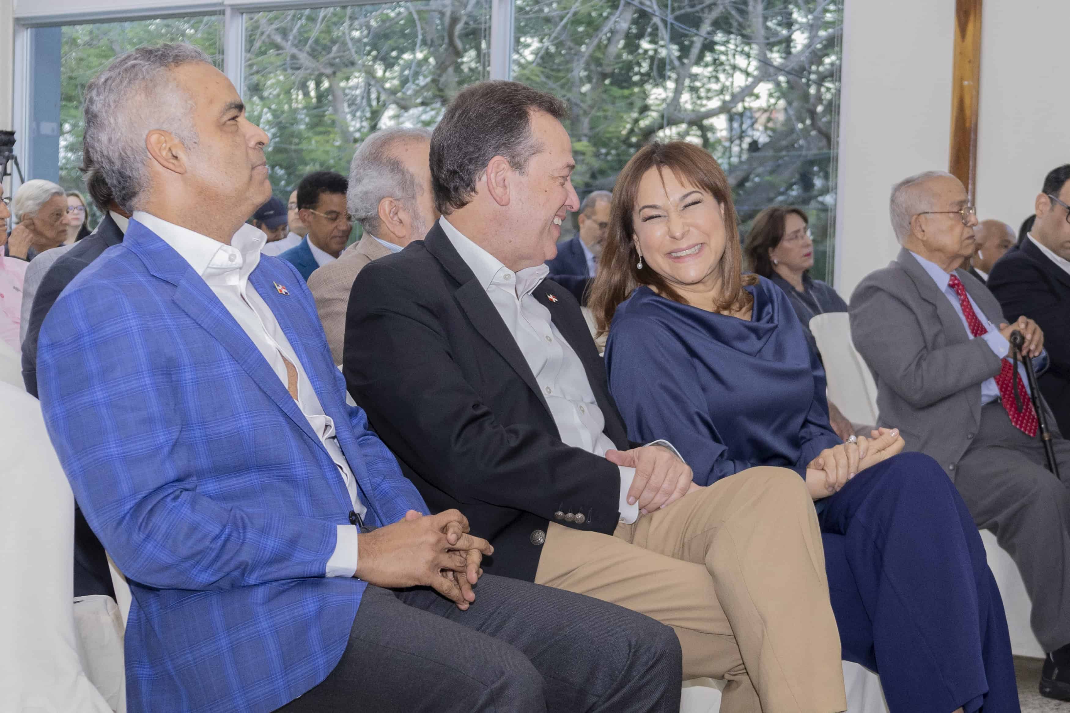 El evento de lanzamiento contó con la presencia de la Ministra de la Mujer, Mayra Jiménez; el Ministro de Industria, Comercio y Mipymes, Víctor (Ito) Bisonó; el Ministro de Energía y Minas, Joel Santos; y el Ministro de Trabajo, Eddy Olivares.