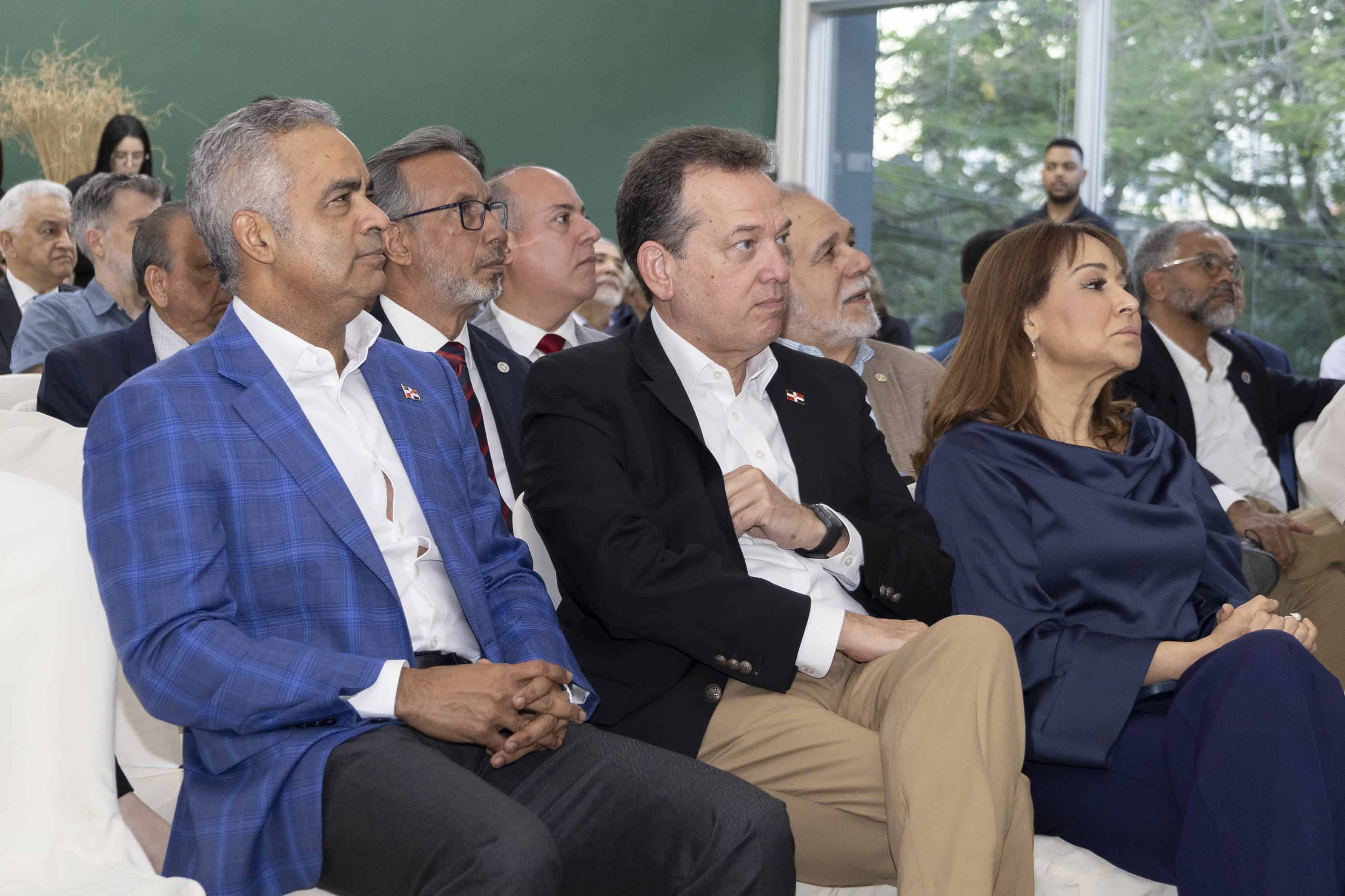 El evento de lanzamiento contó con la presencia de la Ministra de la Mujer, Mayra Jiménez; el Ministro de Industria, Comercio y Mipymes, Víctor (Ito) Bisonó; el Ministro de Energía y Minas, Joel Santos; y el Ministro de Trabajo, Eddy Olivares.