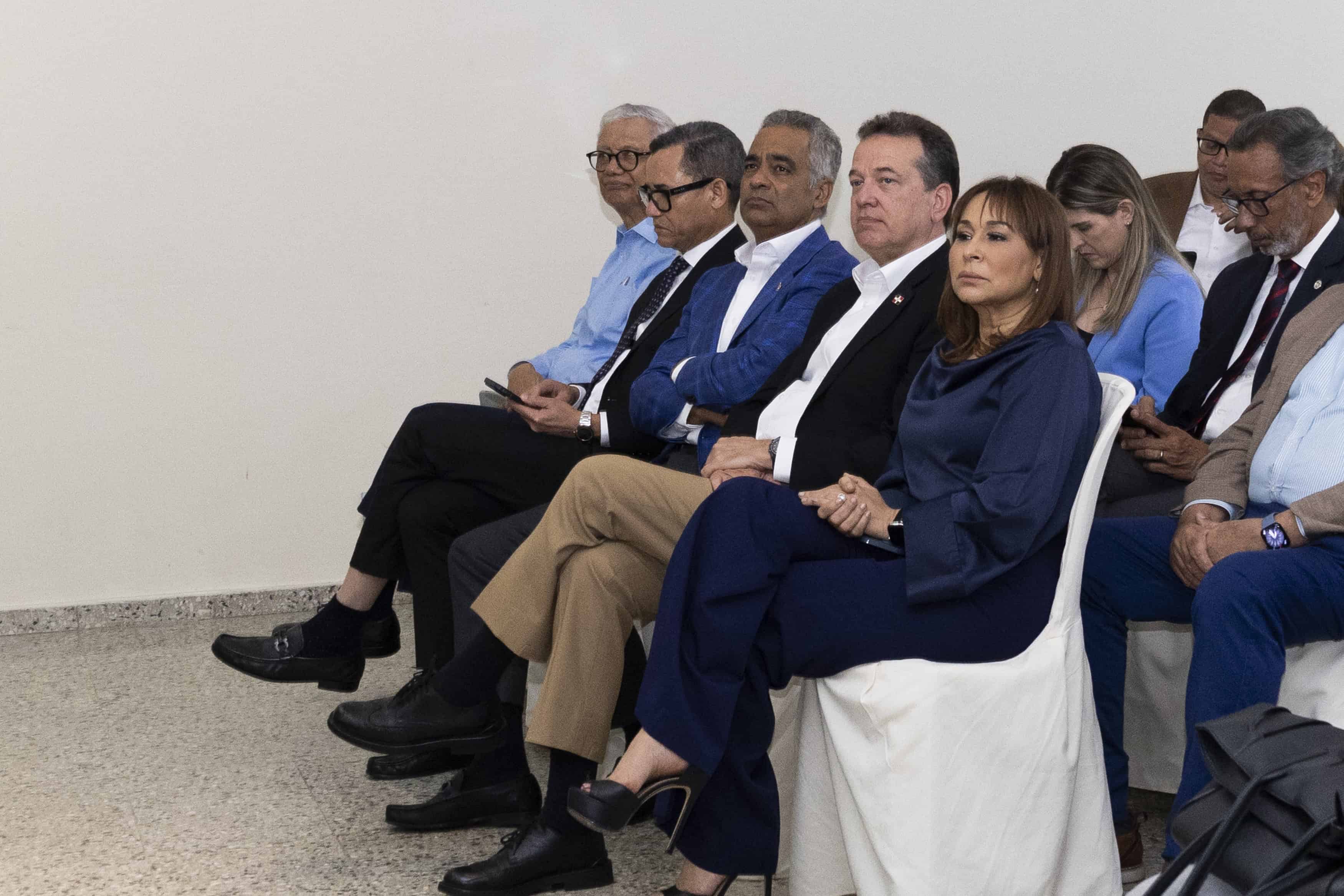 El evento de lanzamiento contó con la presencia de la Ministra de la Mujer, Mayra Jiménez; el Ministro de Industria, Comercio y Mipymes, Víctor (Ito) Bisonó; el Ministro de Energía y Minas, Joel Santos; y el Ministro de Trabajo, Eddy Olivares.