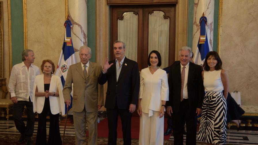 Abinader nunca otorgó la nacionalidad dominicana que le ofreció a Mario Vargas Llosa Abinader nunca otorgó la nacionalidad dominicana que le ofreció a Mario Vargas Llosa