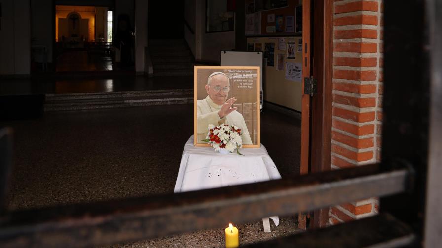 Los argentinos lloran la muerte de su papa Los argentinos lloran la muerte de su papa