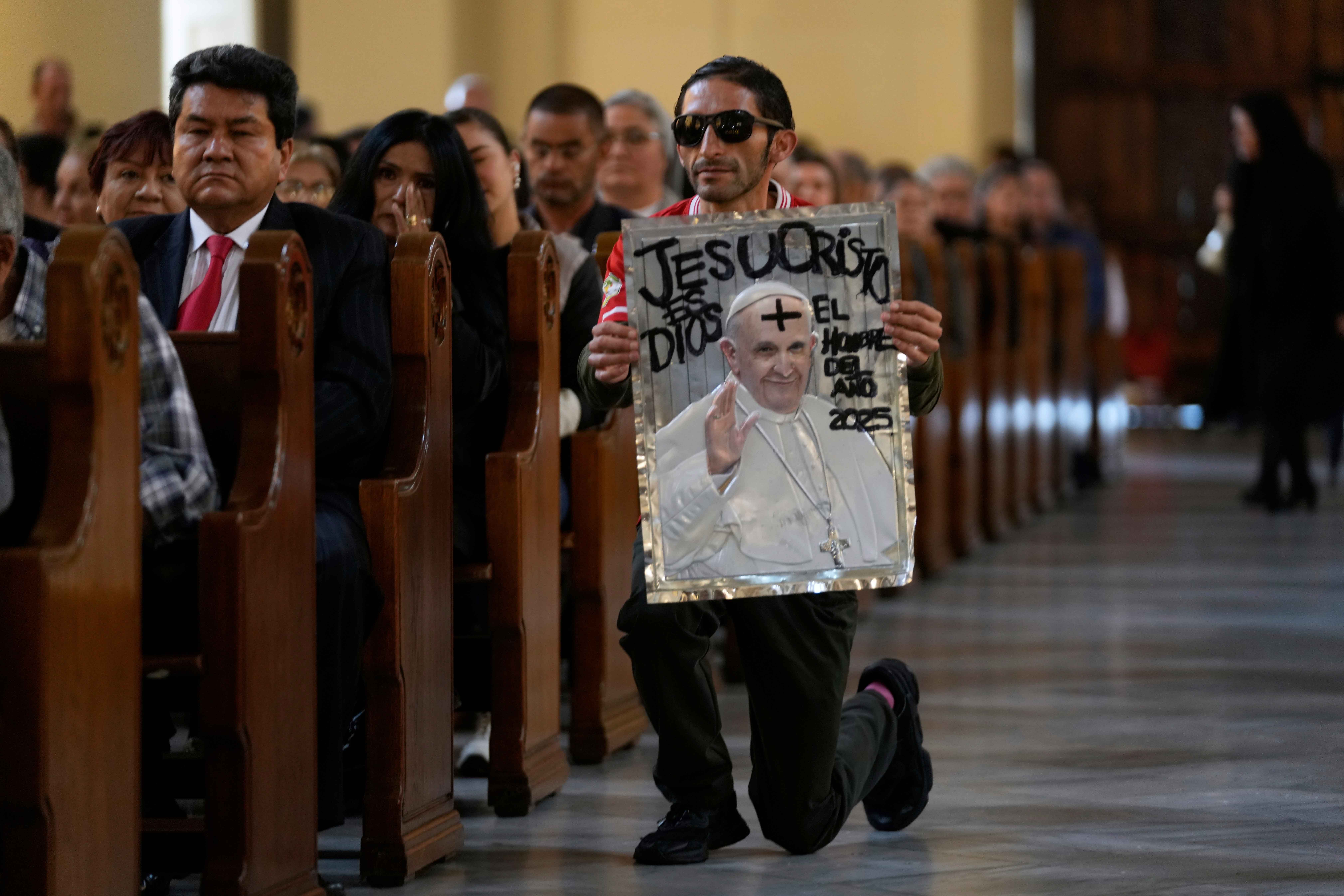 Emerson Espinosa reza durante una misa en homenaje al fallecido Papa Francisco en la Catedral de Bogotá, Colombia, el lunes 21 de abril de 2025.
