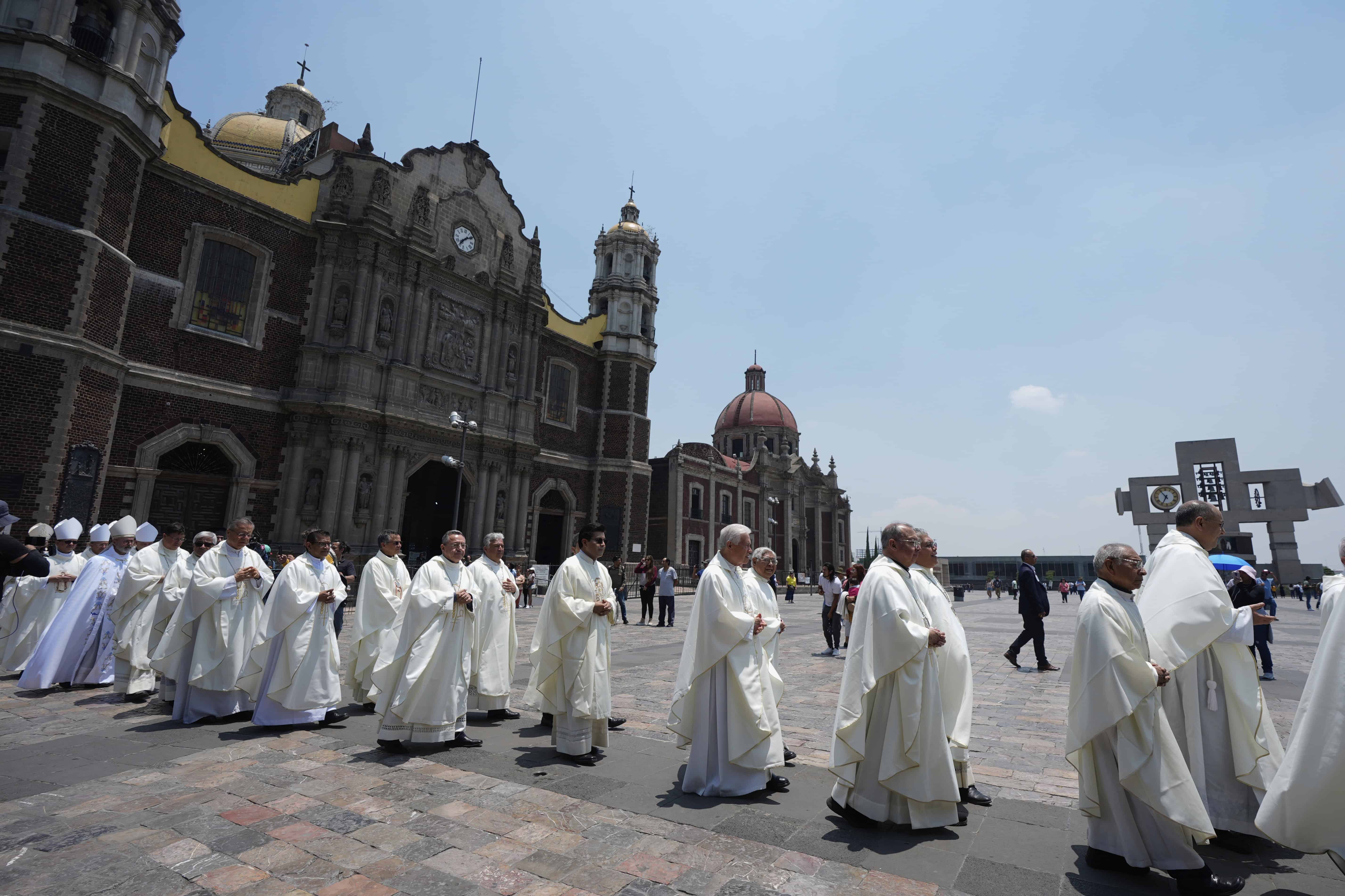 Los sacerdotes llegan para la misa en honor del difunto Papa Francisco en la Basílica de Guadalupe en la Ciudad de México, el lunes 21 de abril de 2025.