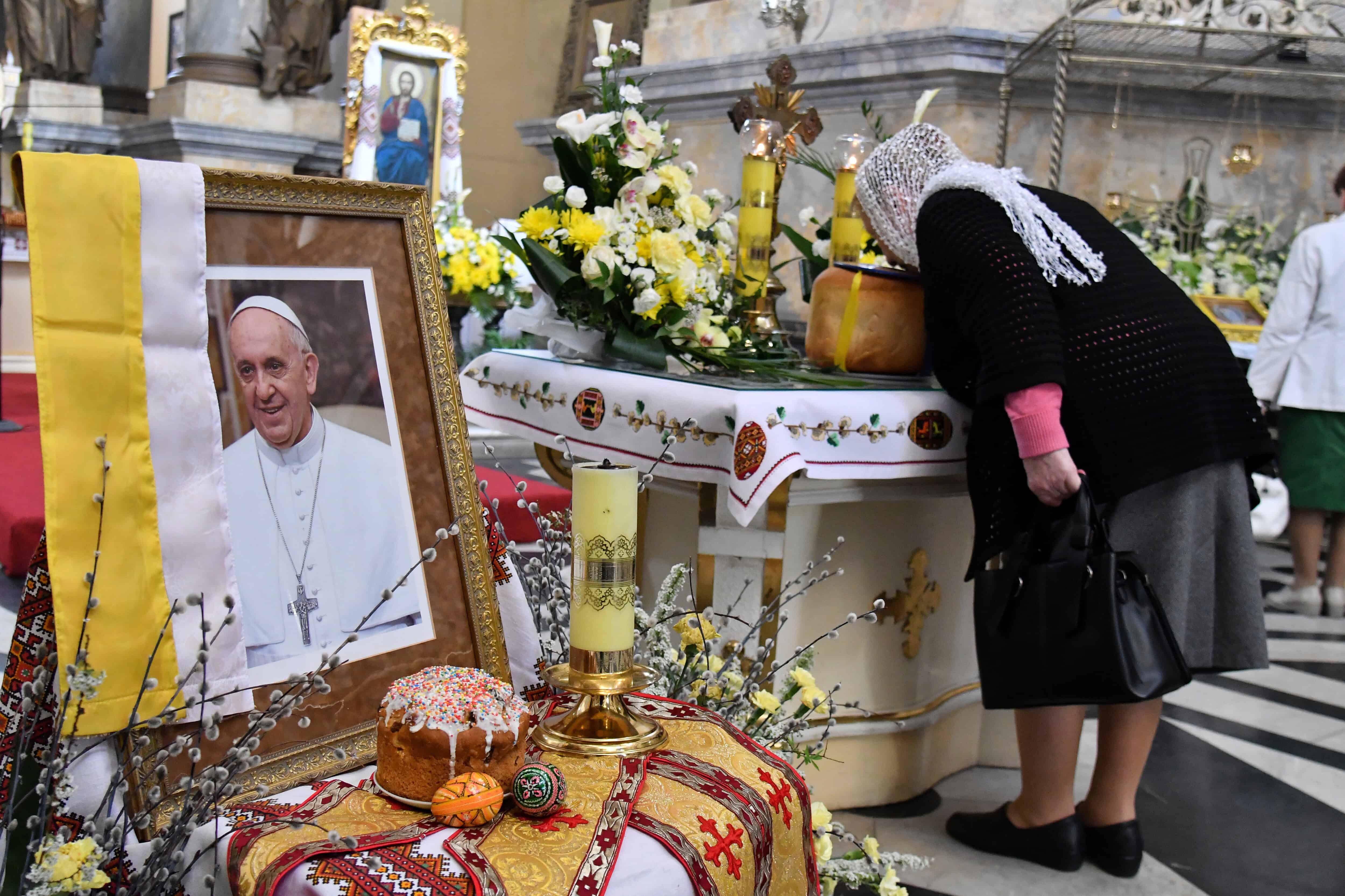 Una mujer besa un ícono durante un servicio en honor al difunto papa Francisco en la iglesia de la Santísima Eucaristía en Lviv, Ucrania, el martes 22 de abril de 2025.