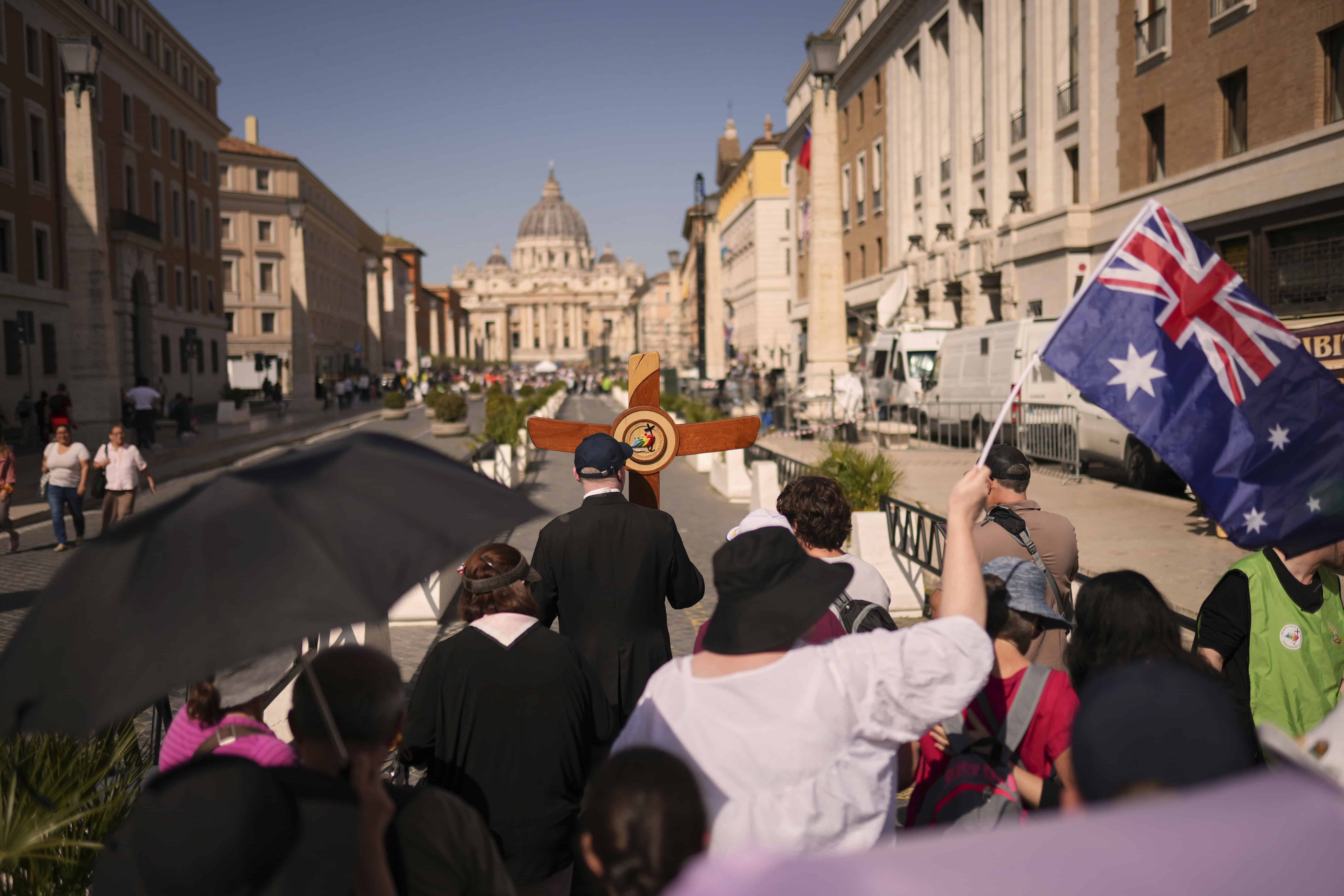 Peregrinos australianos caminan hacia la Plaza de San Pedro en el Vaticano, el martes 22 de abril de 2025.