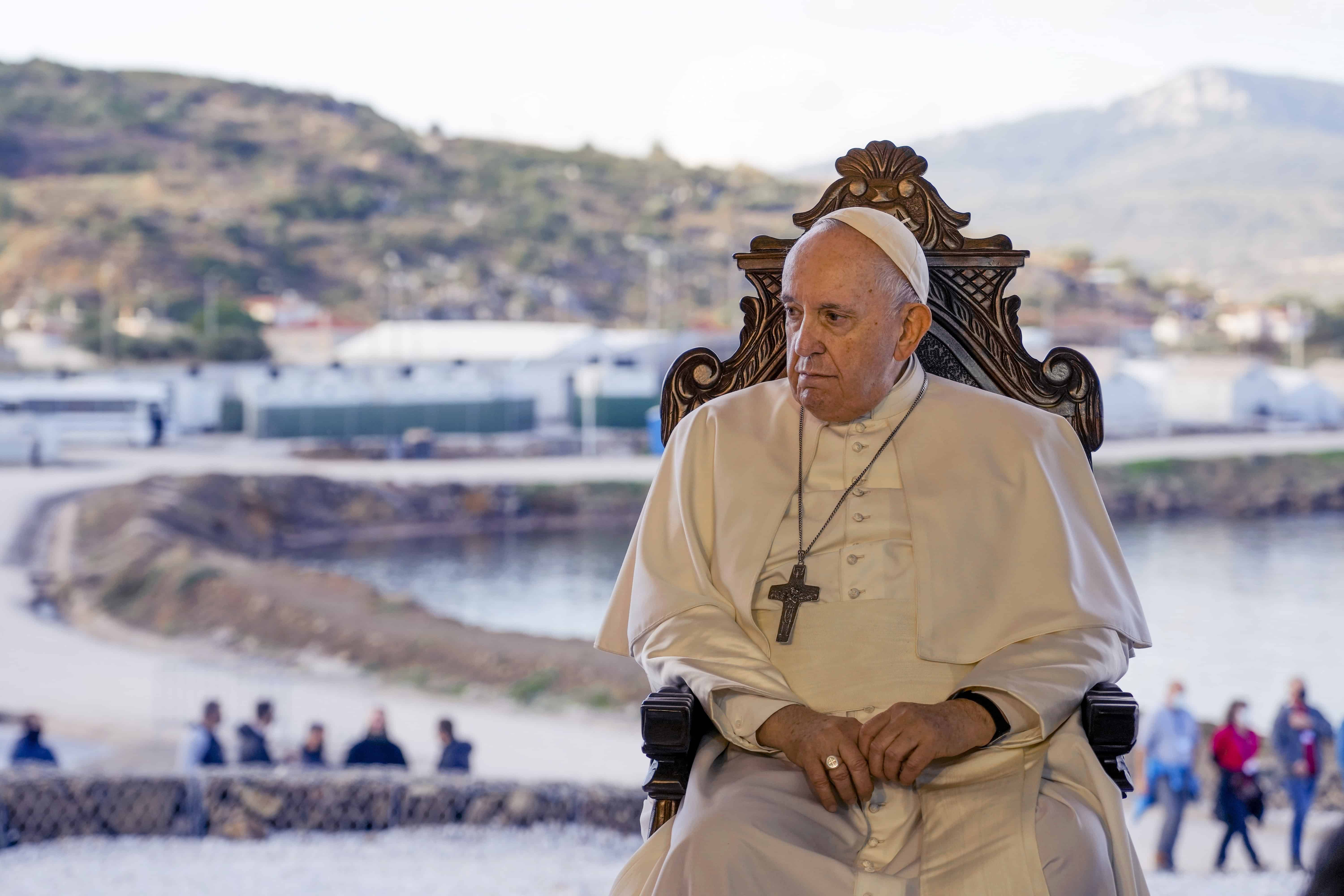 El papa Francisco, asiste a una ceremonia en el campo de refugiados de Karatepe, en la isla de Lesbos, en el mar Egeo, Grecia, el 5 de diciembre de 2021. 