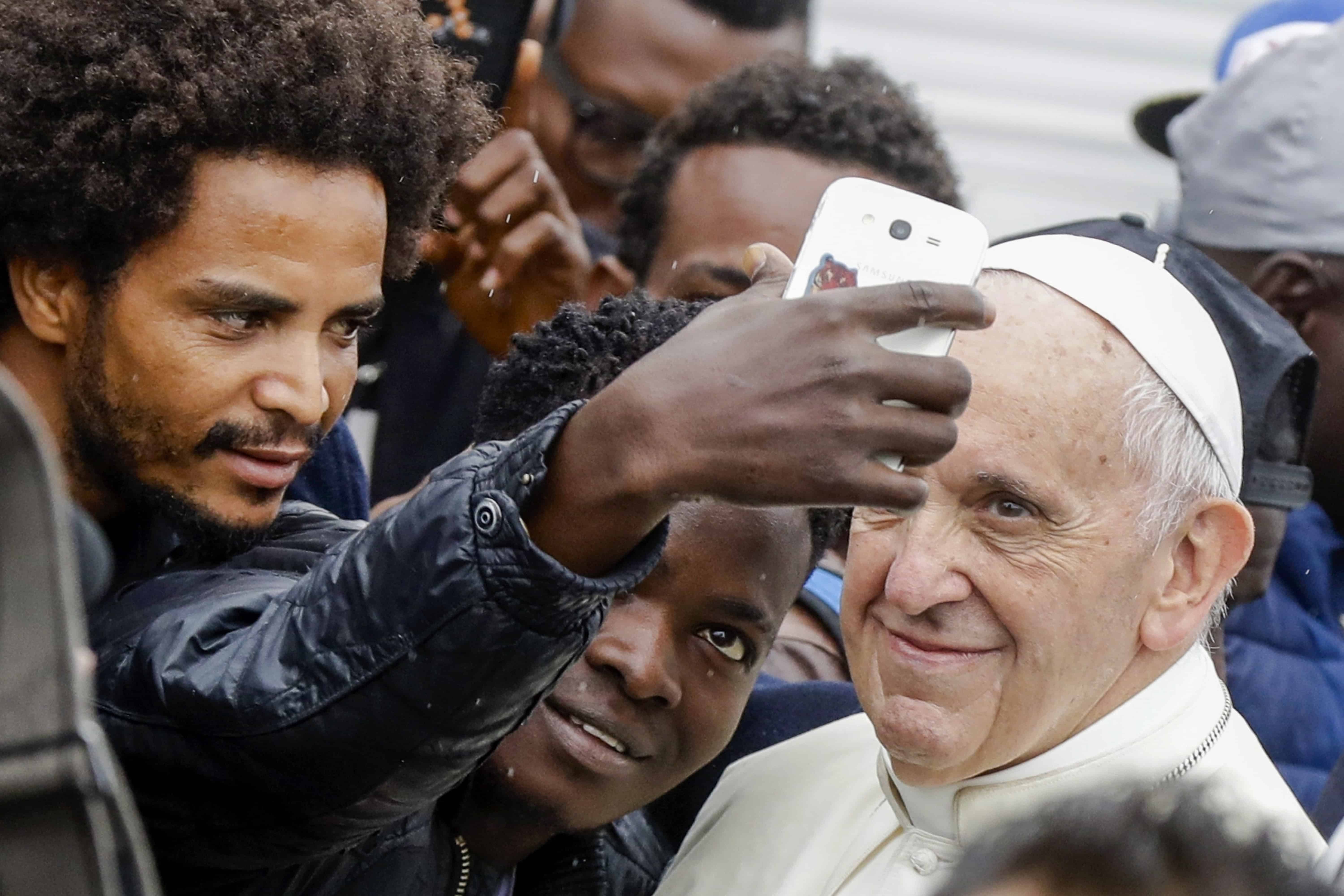 El papa Francisco posa para una selfie con migrantes en un centro para migrantes en Bolonia, Italia, el 1 de octubre de 2017. 
