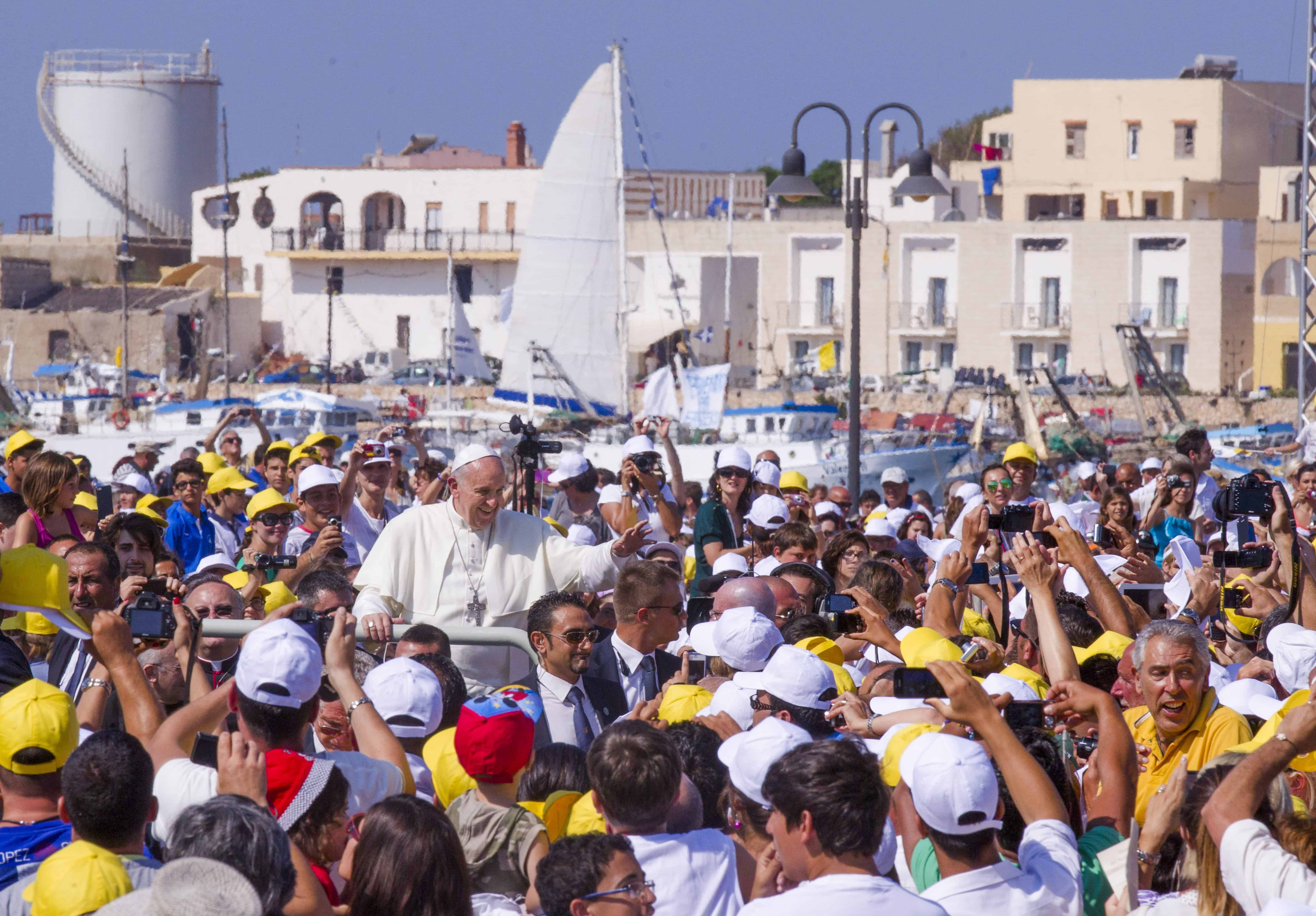 <font style=vertical-align: inherit;><font style=vertical-align: inherit;>El papa Francisco saludó a la multitud durante su visita a la isla de Lampedusa, en el sur de Italia, el 8 de julio de 2013. </font></font>
