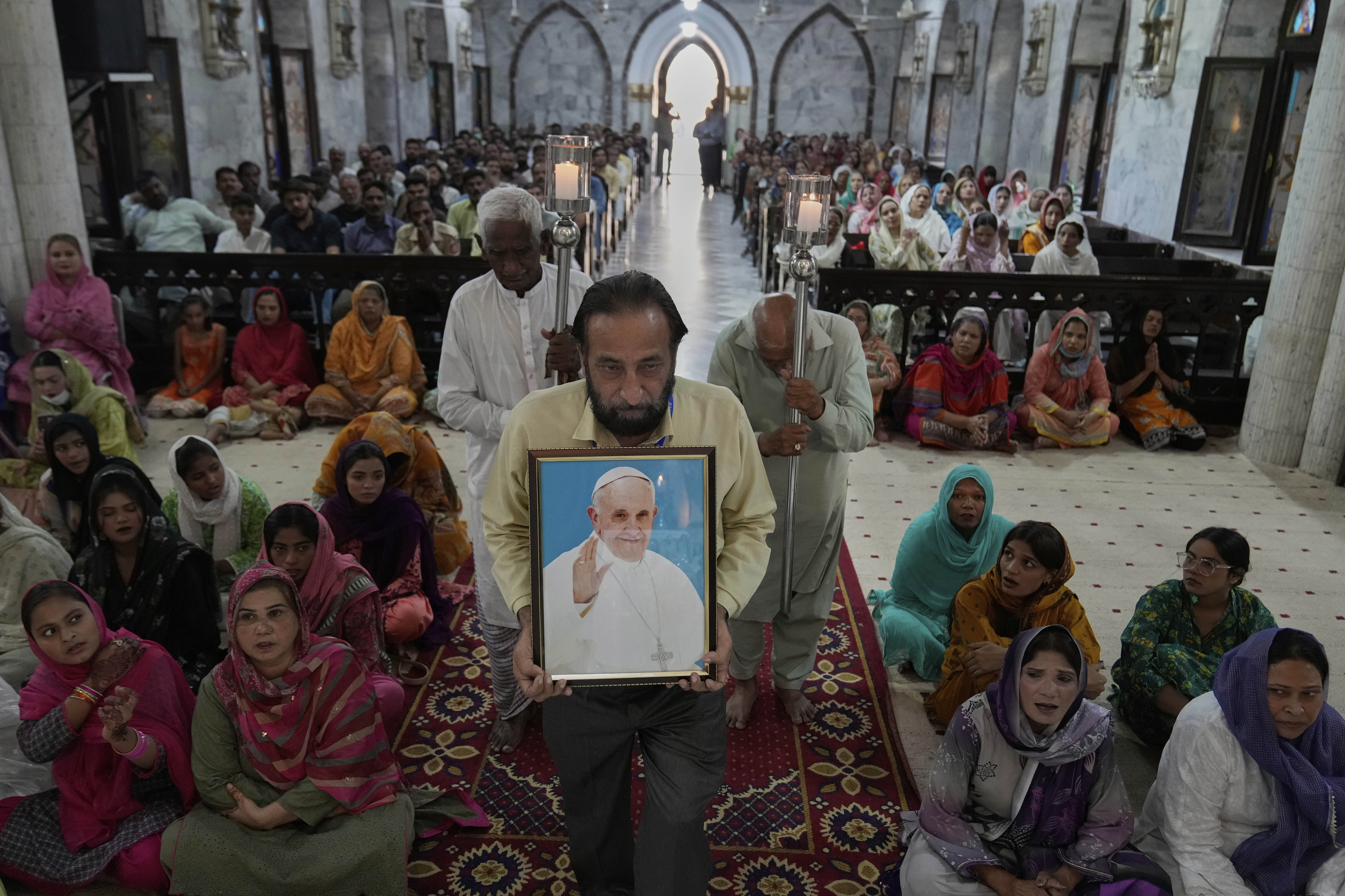 Los cristianos asisten a un servicio de oración por el difunto Papa Francisco en la Iglesia de San Antonio en Lahore, Pakistán, el martes 22 de abril de 2025.