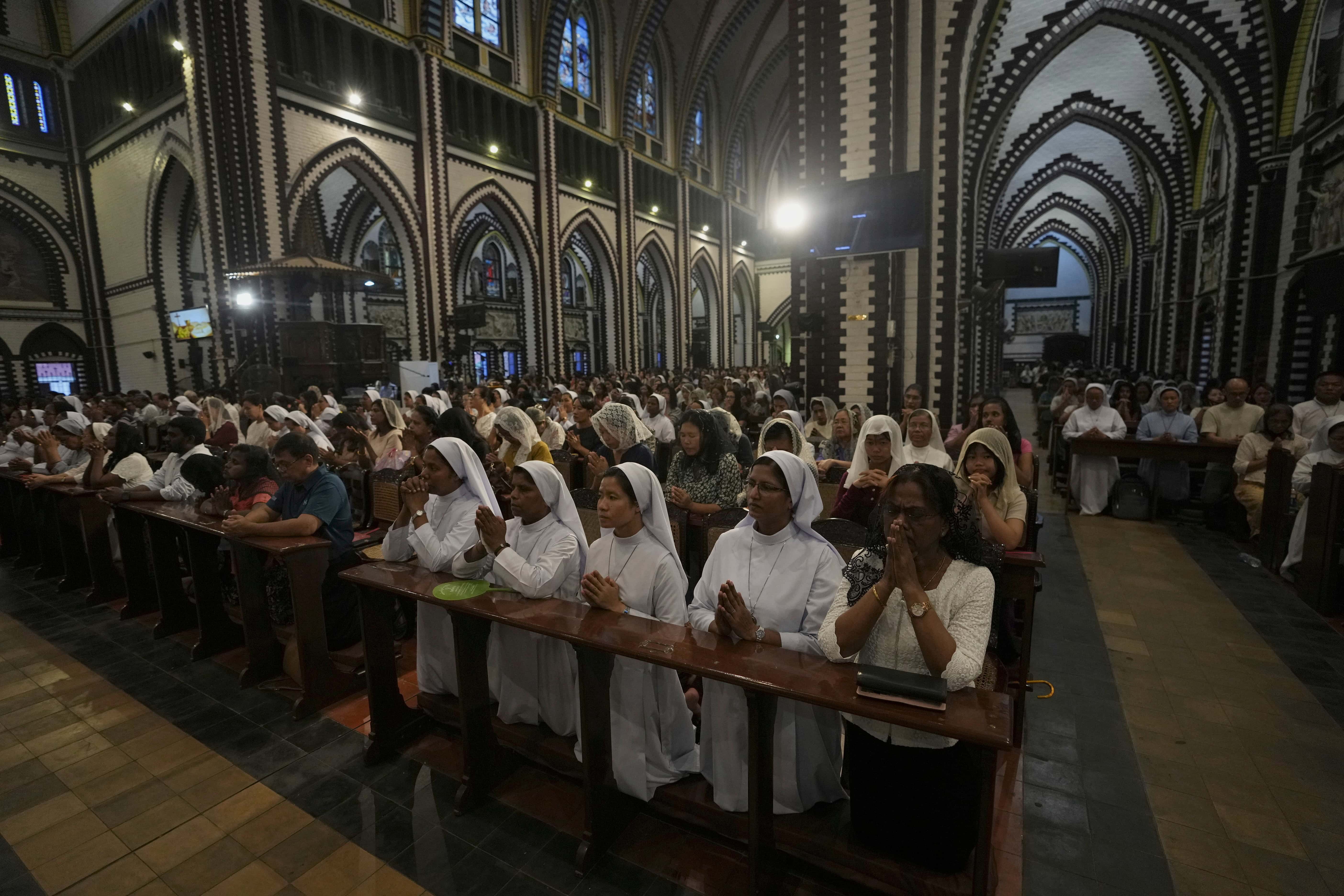 Cristianos de Myanmar asisten a una oración por el Papa Francisco en la Catedral de Santa María el martes 22 de abril de 2025, en Yangon, Myanmar.