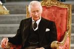 Carlos III luce corbata negra como muestra de respeto hacia el papa Francisco Carlos III luce corbata negra como muestra de respeto hacia el papa Francisco