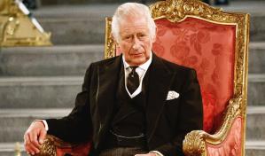 Carlos III luce corbata negra como muestra de respeto hacia el papa Francisco