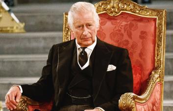 Carlos III luce corbata negra como muestra de respeto hacia el papa Francisco