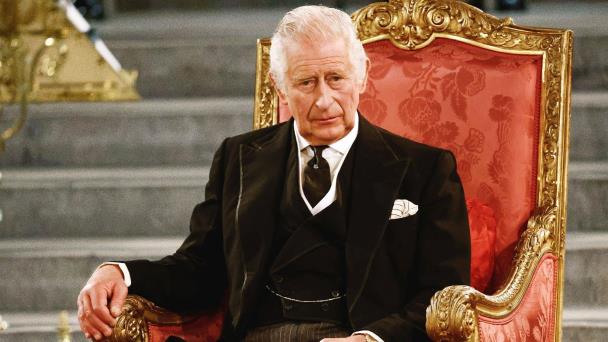 Carlos III luce corbata negra como muestra de respeto hacia el papa Francisco