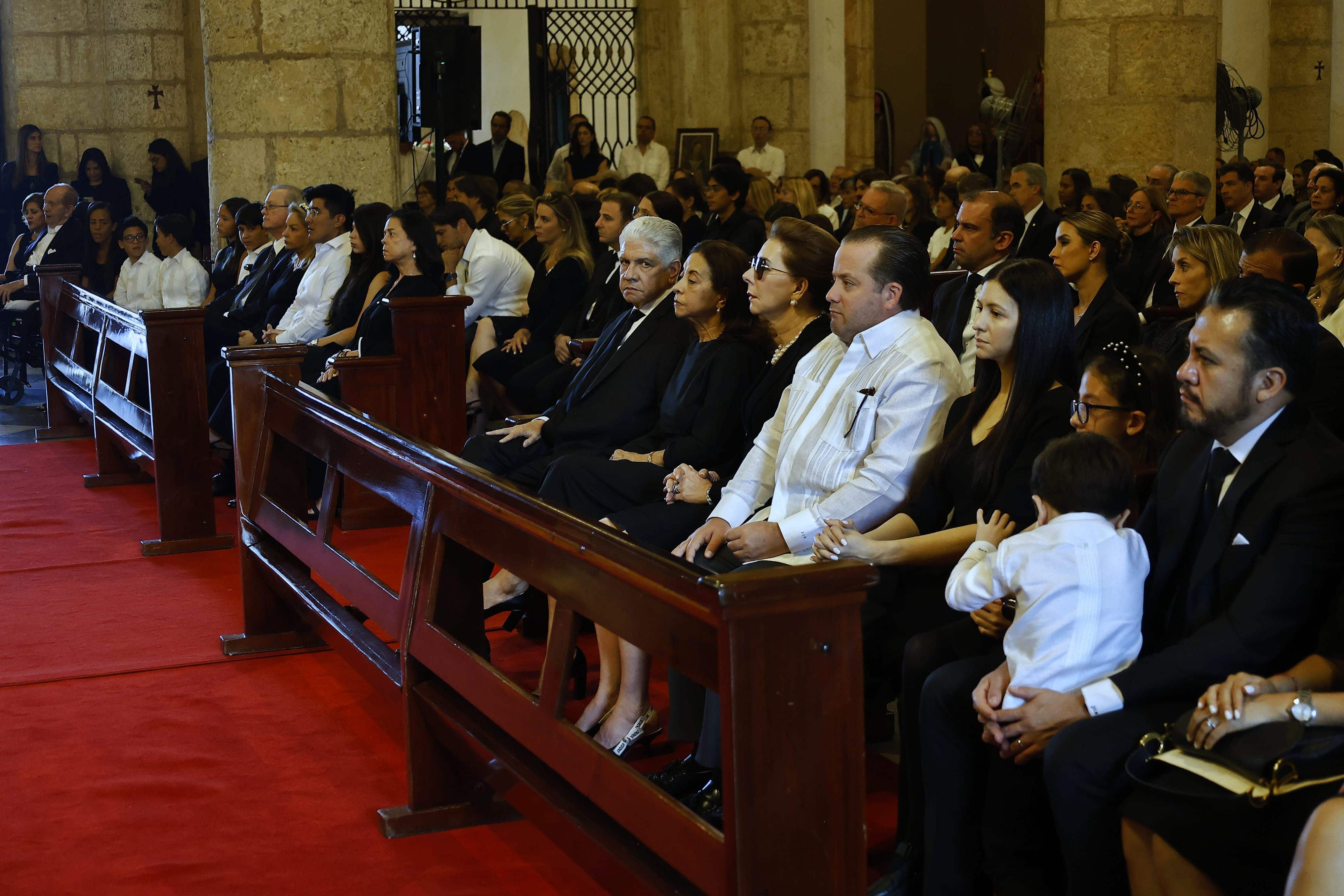 Familias Grullón, Rodríguez, Estrella y Segura durante la misa en memoria de sus seres queridos.