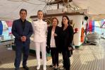 La princesa Leonor se reúne con la viuda e hijos de Vargas Llosa a bordo del Elcano