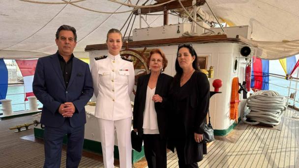 La princesa Leonor se reúne con la viuda e hijos de Vargas Llosa a bordo del Elcano